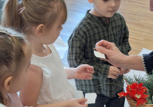 dzieci dzielą się opłatkiem