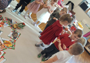 dzieci dzielą się opłatkiem