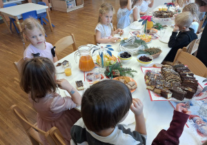 dzieci siedza przy wigilijnym stole