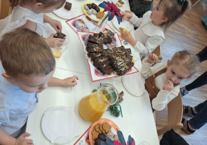 dzieci siedza przy wigilijnym stole