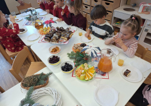 dzieci siedza przy wigilijnym stole