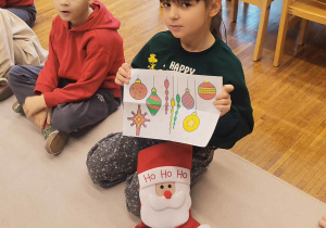 Dziewczynka prezentuje co wylosowała