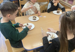 Dzieci jedzą ciasto