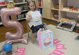 Marcelinka z urodzinowym dyplomem