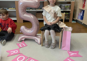 Marcelinka na krześle