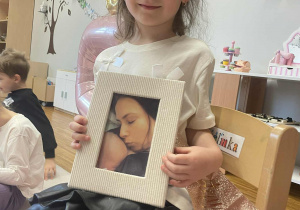 Marcelinka pokazuje zdjęcie z narodzin