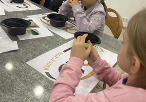 Dzieci wyrabiają modelinę