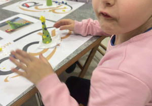 Kinga prezentuje swoją choinkę