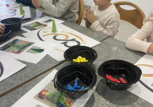 Chłopcy lepią kulki