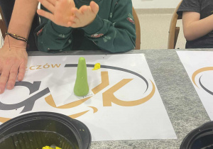 Oliwier wyrabia modelinę