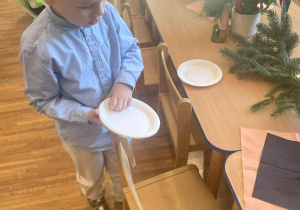 Antoś rozkłada talerzyki