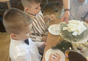 Pani rozdaje opłatek