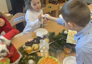 Marcelinka i Tymuś dzielą się opłatkiem