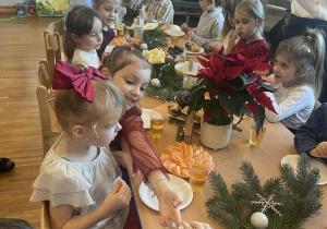 Dzieci siedzą wspólnie przy stole