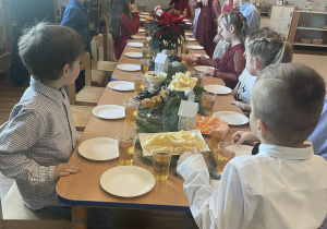 Dzieci zasiadają do stołu