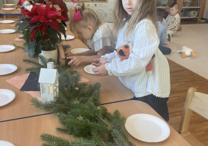 Tosia przygotowuje stół