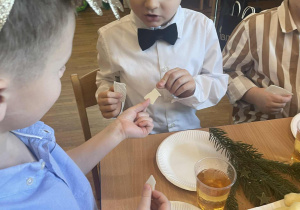 Oliwier i Bartuś dzielą się opłatkiem