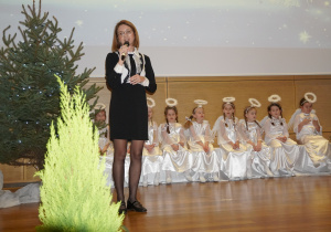 pani dyrektor wita gości