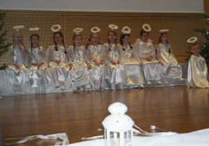 dziewczynki w roli aniołków siedzą na scenie