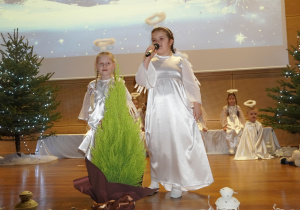 dziewczynki w strojach aniołków mówią swoją rolę