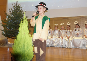 chłopiec recytuje swoją rolę