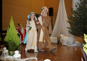 przedszkolaki spacerują grając rolę Maryi i Józefa