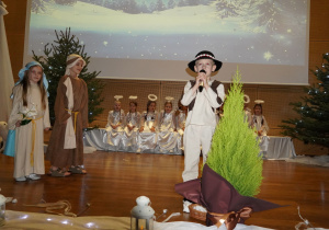 chłopiec mówi swoją rolę