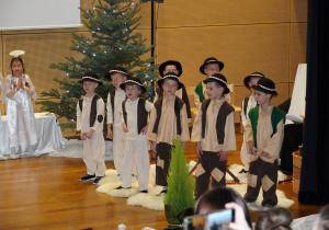 pasterze śpiewają kolędę