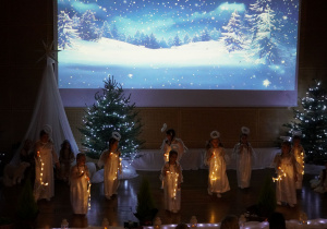 dziewczynki w ciemności tańczą ze światełkami