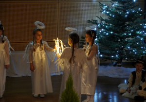 dziewczynki w małych grupach tańczą ze światełkami