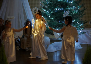 dziewczynki tańczą na scenie ze światełkami