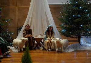 Aktorzy Józef i Maryja siedzą w stajence