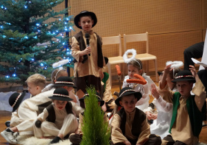 chłopiec przebrany za pasterza mówi swoją rolę