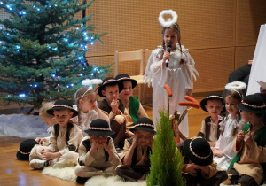 dziewczynka w roli aniołka mówi swoją rolę