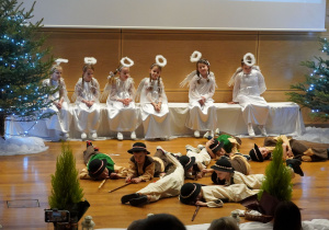 chłopcy pasterze przygotowują się do tańca