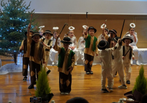 chłopcy tańczą z ciupagami