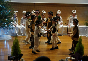 chłopcy w roli pasterzy tańczą z ciupagami