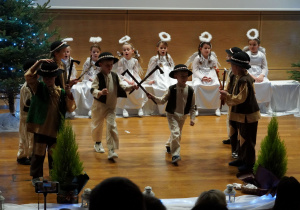 chłopcy tańczą na scenie