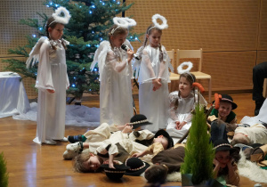 dziewczynka w roli aniołka mówi swoją rolę