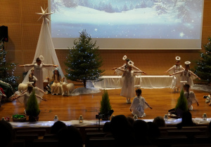 dziewczynki tańczą na scenie