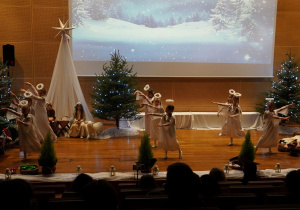 dziewczynki tańczą na scenie