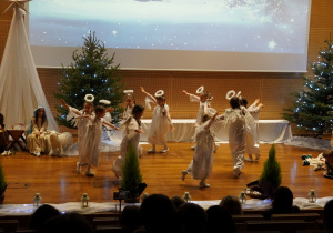 dziewczynki tańczą unosząc ręce w górze