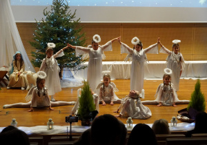 dziewczynki wykonują w tańcu figury akrobatyczne