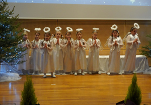 dziewczynki aniołki śpiewają kolędę