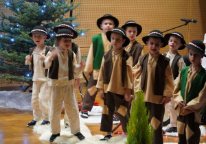 chłopcy w roli pasterzy śpiewają kolędę