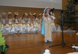 dziewczynka w roli Maryi śpiewa pastorałkę