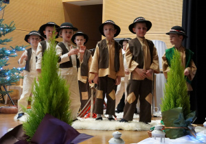 chłopcy w roli pasterzy śpiewają pastorałkę