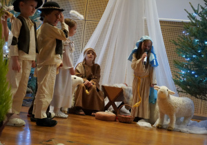 dziewczynka w roli Maryi mówi swoją rolę