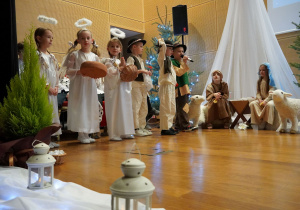 dzieci trzymają dary dla Jezusa