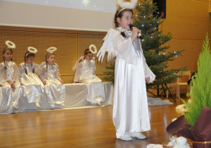 dziewczynka mówi swoją rolę